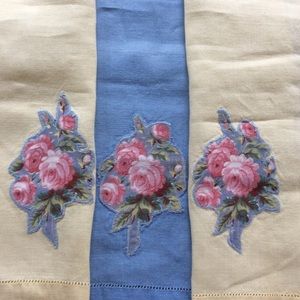 SWEET VINTAGE LINEN HAND TOWELS WITH APPLIQUÉS